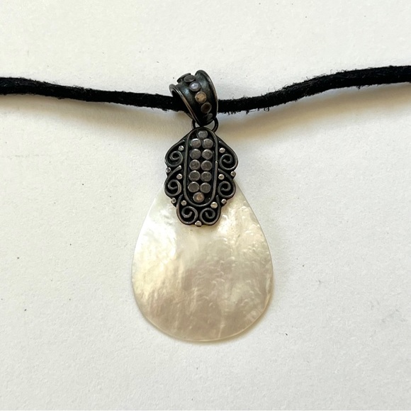 vintage • white marble stone pendant with engraved details on suede necklace - Picture 12 of 13